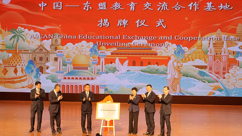 Khai trương Trung tâm hợp tác giao lưu giáo dục Trung Quốc-ASEAN.