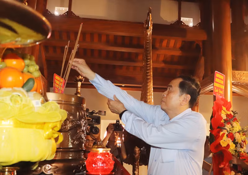 Chủ tịch Quốc hội Trần Thanh Mẫn dâng hương tưởng niệm Tổng Bí thư Lê Duẩn.