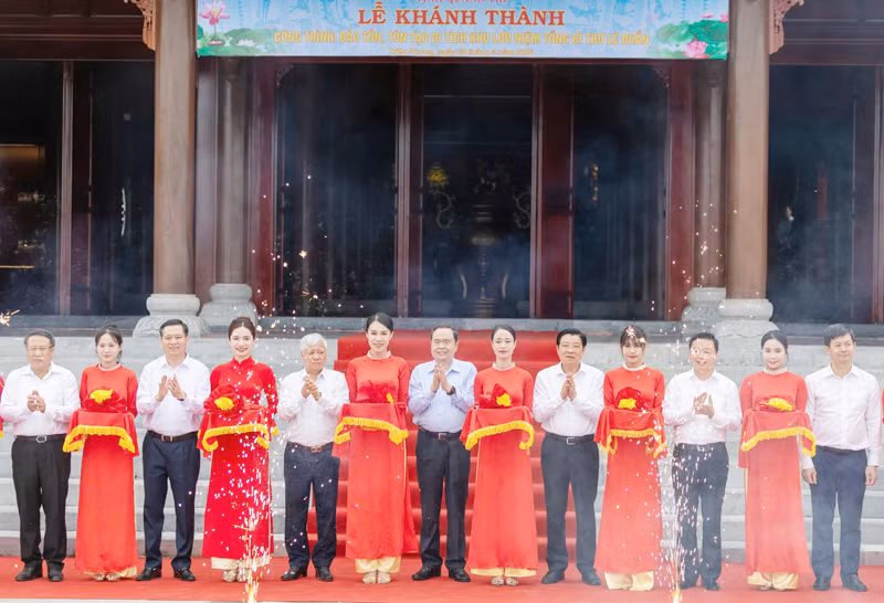 Chủ tịch Quốc hội Trần Thanh Mẫn và các đại biểu cắt băng khánh thành Công trình bảo tồn, tôn tạo Di tích Khu lưu niệm Tổng Bí thư Lê Duẩn.