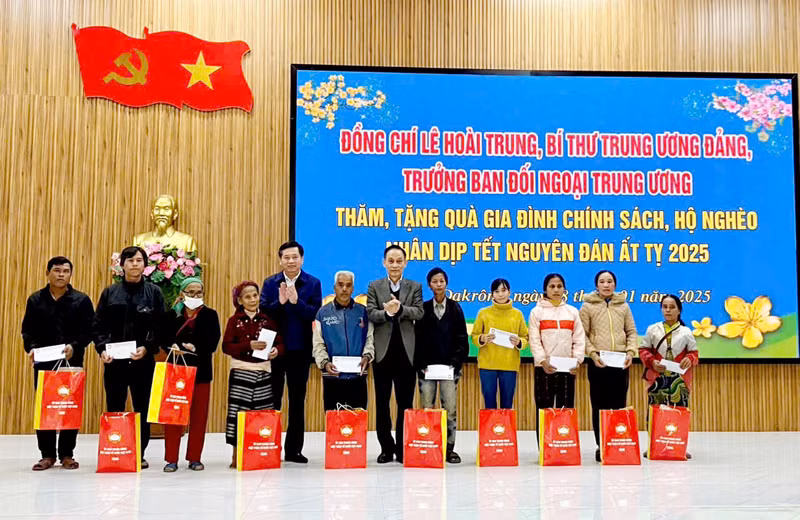 Bí thư Trung ương Đảng, Trưởng Ban Đối ngoại Trung ương Lê Hoài Trung và Bí thư Tỉnh ủy Quảng Trị Nguyễn Long Hải trao quà Tết cho các gia đình chính sách, hộ nghèo tại huyện Đakrông.