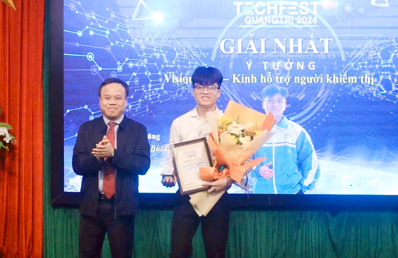 Phó Chủ tịch Ủy ban nhân dân tỉnh Quảng Trị Lê Đức Tiến trao giải Nhất cho tác giả Nguyễn Tấn Dũng, đến từ Trường Trung học phổ thông Bùi Dục Tài. 