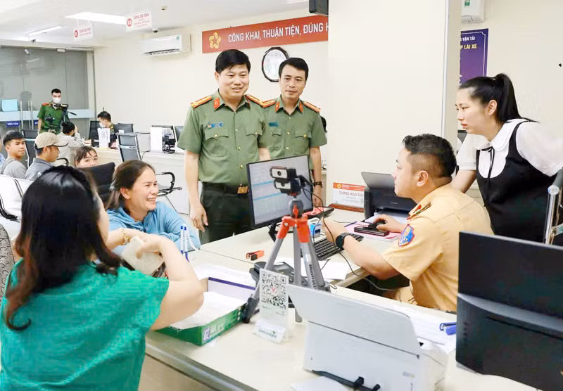 Đại tá Vũ Văn Đấu (bên trái), Giám đốc Công an Quảng Trị kiểm tra việc thực hiện các nhiệm vụ mới của lực lượng Công an tại Trung tâm dịch vụ hành chính công tỉnh.