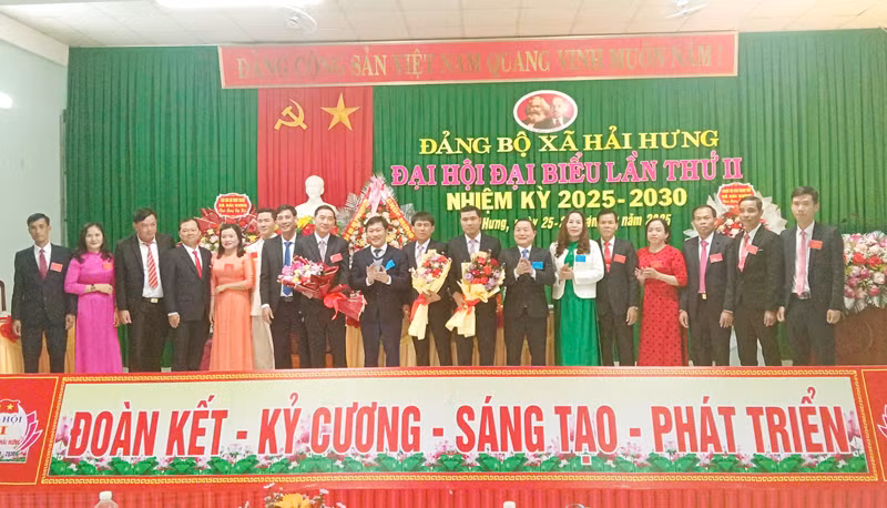 Ra mắt ban chấp hành nhiệm kỳ mới của Đảng bộ xã Hải Hưng.