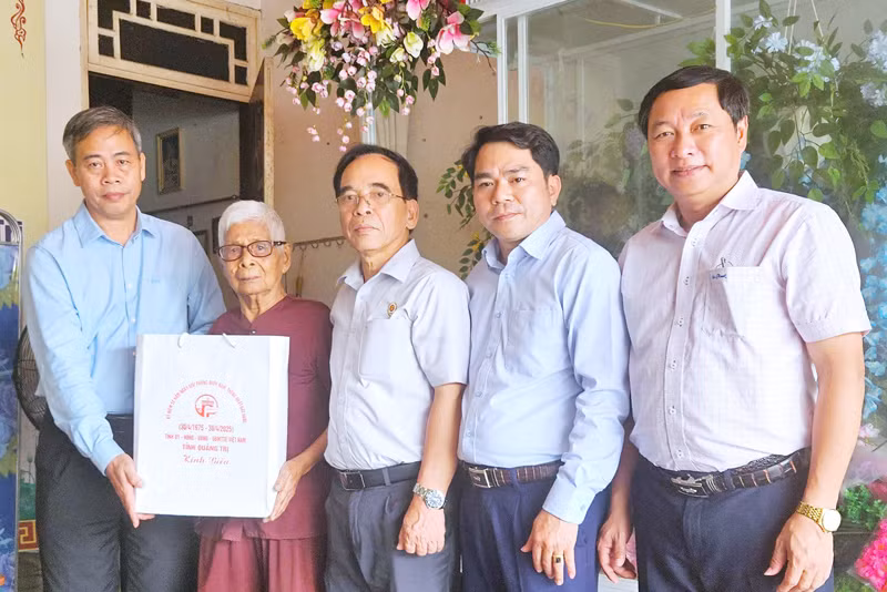 Đồng chí Nguyễn Đăng Quang thăm, tặng quà thân nhân Anh hùng Lực lượng vũ trang nhân dân Nguyễn Chí Phi.