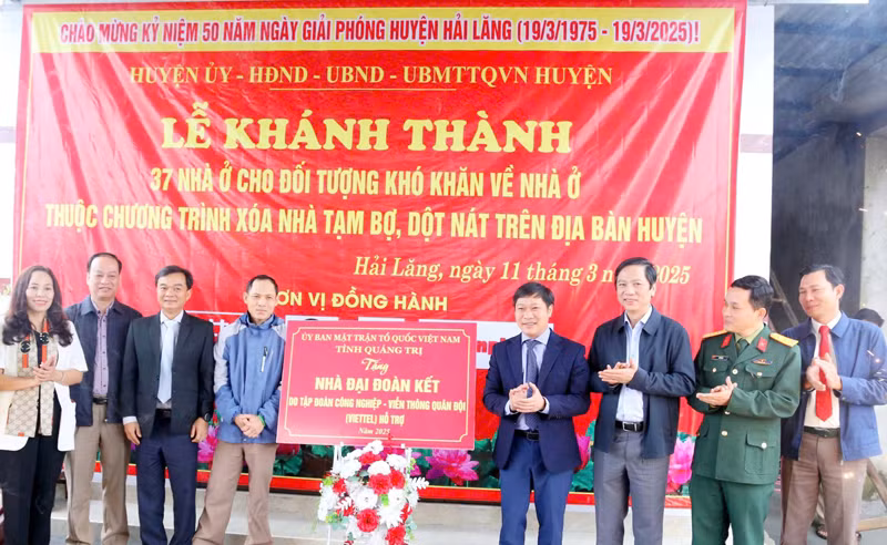 Lãnh đạo tỉnh Quảng Trị và huyện Hải Lăng cùng nhà tài trợ bàn giao nhà mới cho các gia đình.