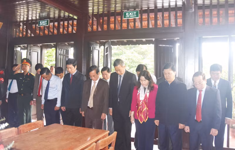 Lãnh đạo tỉnh Quảng Trị kính cẩn nghiêng mình tưởng nhớ Tổng Bí thư Lê Duẩn tại Khu lưu niệm Tổng Bí thư Lê Duẩn ở thôn Hậu Kiên, xã Triệu Thành.