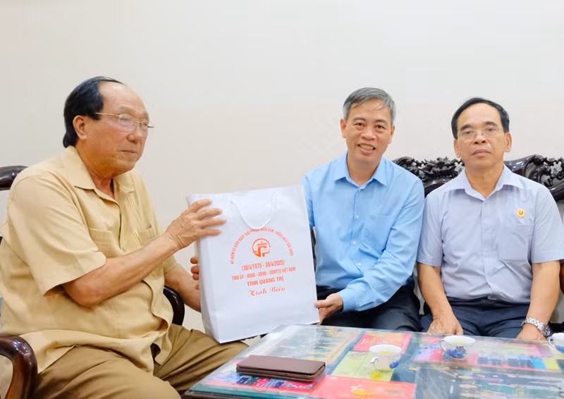 Phó Bí thư Thường trực Tỉnh ủy, Chủ tịch Hội đồng nhân dân tỉnh Nguyễn Đăng Quang thăm, tặng quà Anh hùng Lực lượng vũ trang nhân dân Trương Đức Hai.