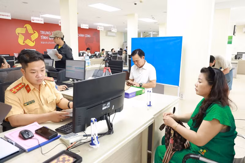Lực lượng Công an làm thủ tục cấp đổi giấy phép lái xe cho người dân.