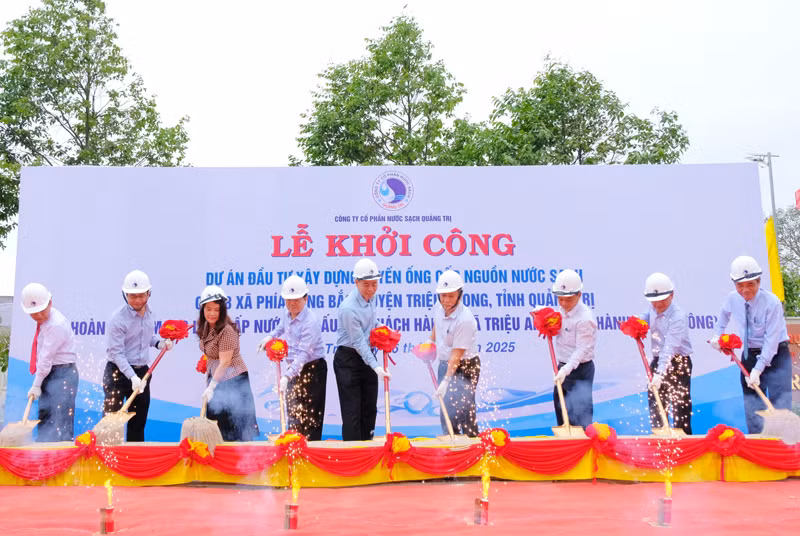 Lãnh đạo tỉnh Quảng Trị và các đại biểu đã thực hiện nghi thức khởi công dự án.