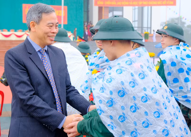 Phó Bí thư Thường trực Tỉnh ủy, Chủ tịch Hội đồng nhân dân tỉnh Quảng Trị Nguyễn Đăng Quang động viên các tân binh tại lễ ra quân.