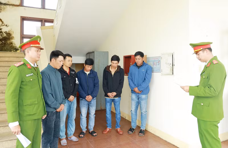 Công an huyện Hải Lăng, tỉnh Quảng Trị bắt các đối tượng trong vụ giết trộm 6 con trâu của dân.