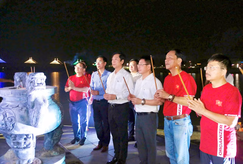 Ban Tổ chức dâng hương tại Đền tưởng niệm bến thả hoa bờ bắc sông Thạch Hãn.