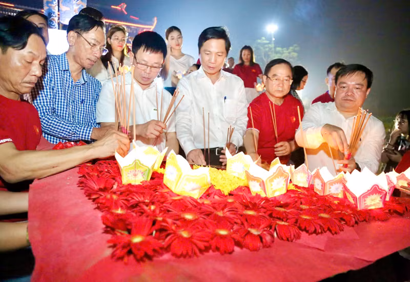 Ban Tổ chức giải dâng hoa đăng cho các Anh hùng liệt sĩ.