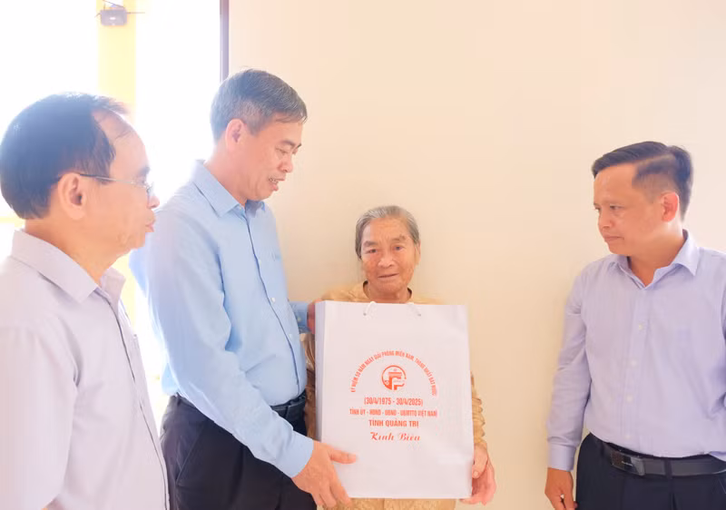 Đồng chí Nguyễn Đăng Quang thăm, tặng quà thân nhân Mẹ Việt Nam anh hùng Nguyễn Thị Dương.