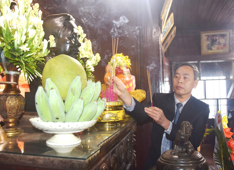 Phó Bí thư Thường trực Tỉnh ủy, Chủ tịch Hội đồng nhân dân tỉnh Quảng Trị tỉnh Nguyễn Đăng Quang dâng hương tưởng nhớ Tổng Bí thư Lê Duẩn. (Ảnh: Q.H)