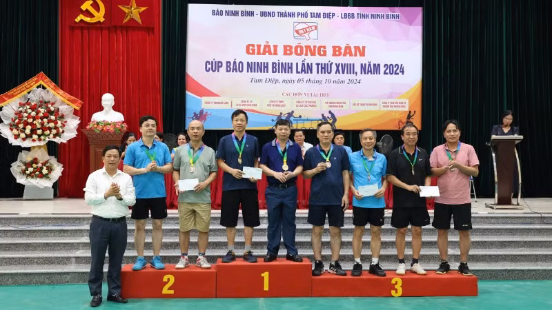 Kết thúc giải, Ban Tổ chức trao giải Nhất, Nhì, Ba cho các đội ở các nội dung thi đấu. (Ảnh: MINH QUANG)