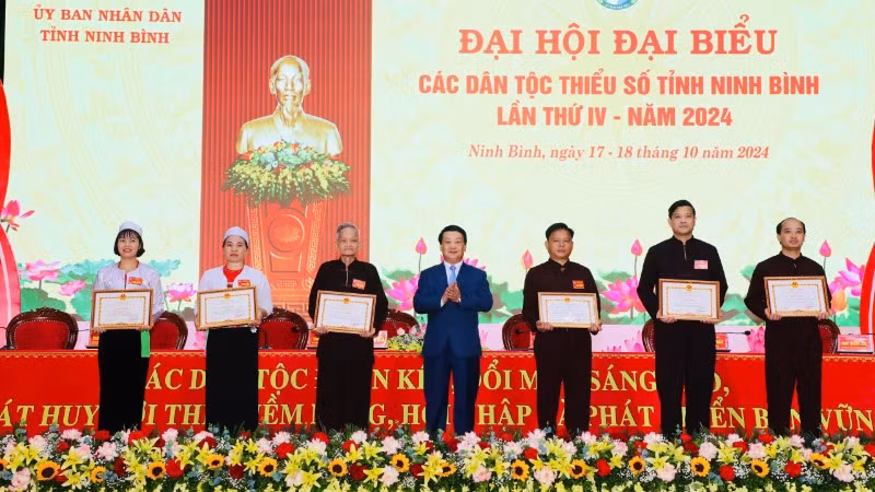 Bộ trưởng, Chủ nhiệm Ủy ban Dân tộc Hầu A Lềnh tặng Bằng khen cho 1 tập thể, 5 cá nhân có thành tích xuất sắc trong thực hiện công tác dân tộc và chính sách dân tộc của Đảng và Nhà nước.