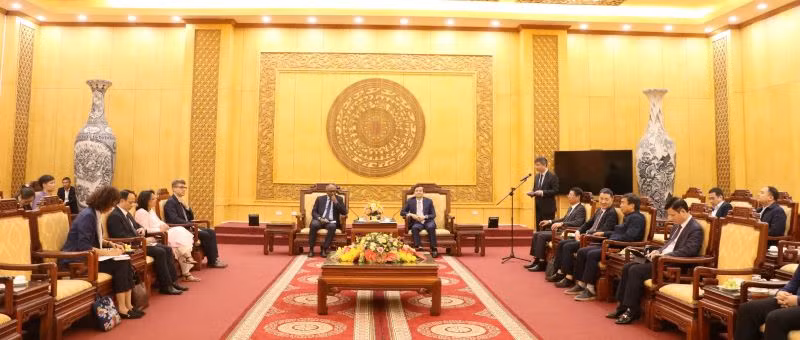 Đồng chí Đoàn Minh Huấn, Ủy viên Trung ương Đảng, Bí thư Tỉnh ủy Ninh Bình tiếp đoàn công tác của UNESCO.