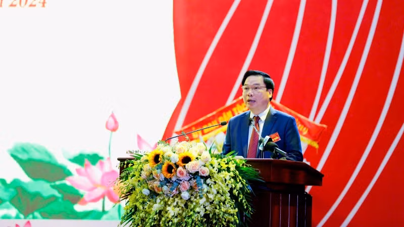 Phó Chủ tịch Thường trực Ủy ban nhân dân tỉnh Ninh Bình Tống Quang Thìn phát biểu khai mạc Đại hội.