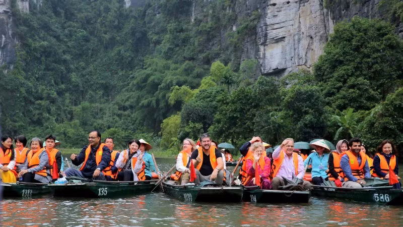 Chương trình tham quan của Đoàn đại biểu cũng là cơ hội tốt để Ninh Bình khẳng định, quảng bá hình ảnh du lịch và con người cố đô lịch sử ngàn năm văn hiến "An toàn-Thân thiện-Hấp dẫn-Chất lượng" đến bạn bè trong nước và quốc tế. (Ảnh: Minh Đường)