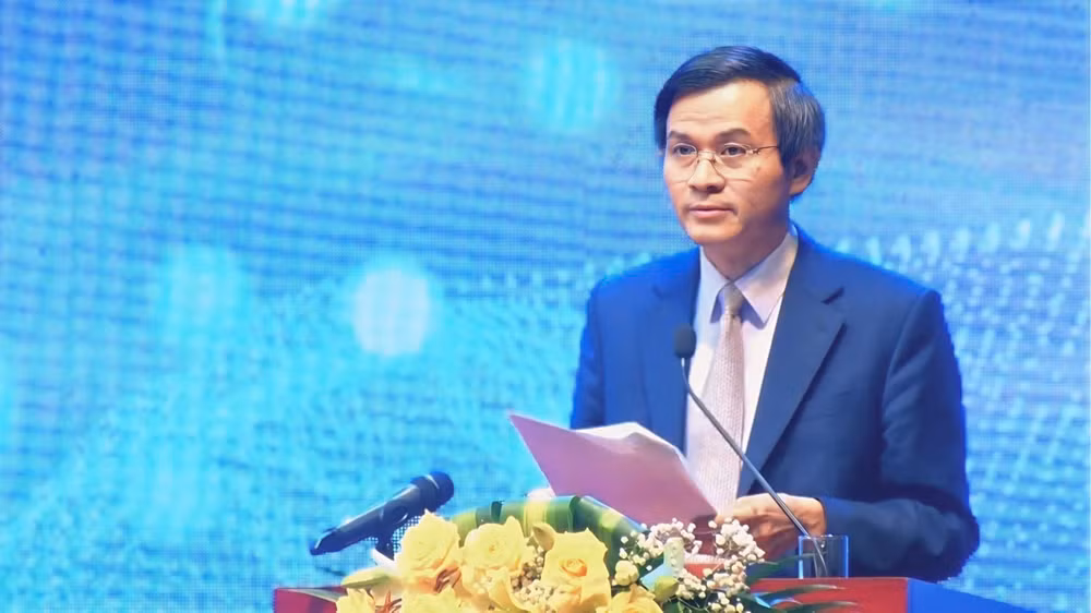 Bí thư Tỉnh ủy Ninh Bình Đoàn Minh Huấn khẳng định, những năm qua, tỉnh Ninh Bình đã không ngừng nỗ lực chuyển đổi số. Vì vậy, để chuyển đổi số toàn diện ở Ninh Bình là thực sự cần thiết khi lựa chọn mô hình phát triển dựa trên nền tảng các ngành kinh tế mới nổi, dựa trên đổi mới sáng tạo, ứng dụng thành tựu khoa học công nghệ, theo đó không chỉ thay đổi chuyển đổi số mà thay đổi căn bản phương thức sản xuất, quản trị xã hội.
