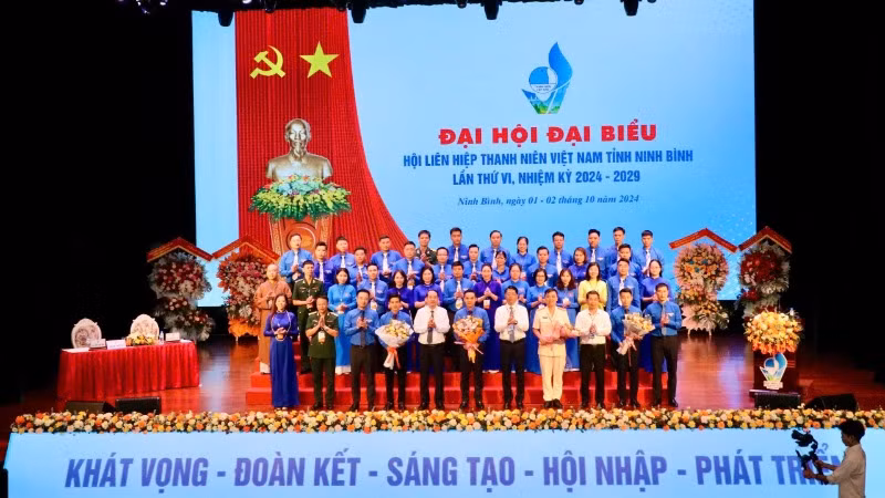 41 đồng chí ủy viên Ủy ban Hội Liên hiệp Thanh niên Việt Nam tỉnh Ninh Bình, khóa 6 ra mắt đại hội.