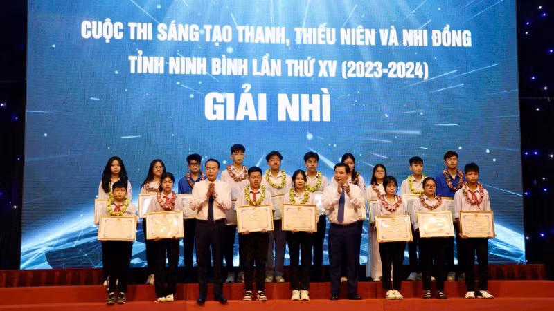 Phó Chủ tịch Thường trực Ủy ban nhân dân tỉnh Ninh Bình Tống Quang Thìn, Trưởng Ban tổ chức Cuộc thi và ông Nguyễn Xuân Tiến, Giám đốc Quỹ hỗ trợ Sáng tạo kỹ thuật Việt Nam (Vifotec) trao Giấy Chứng nhận, vòng nguyệt quế cho các tác giả đoạt giải Nhì.