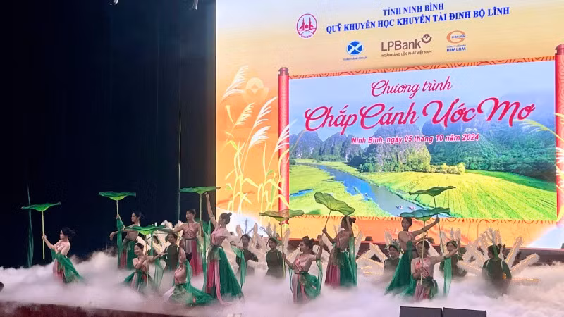Nhiều tiết mục văn nghệ đặc sắc như: hoạt cảnh "Cờ lau tập trận", hát múa "Âm vang Hoa Lư", Việt Nam hướng về tương lai, ...tại chương trình.
