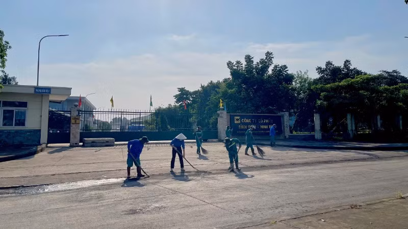 Công nhân Công ty cổ phần Bình Điền Ninh Bình tham gia dọn vệ sinh tại khuôn viên công ty.