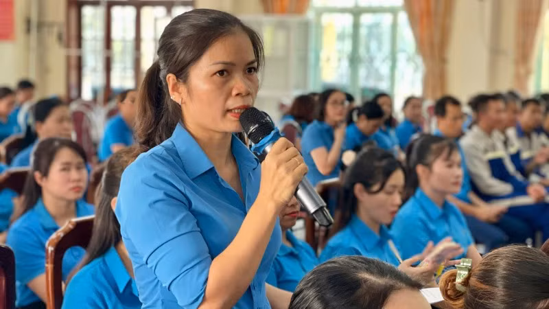 Đại diện cử tri nêu ý kiến, kiến nghị.