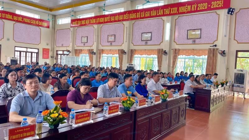 Các đại biểu dự Hội nghị tiếp xúc cử tri.