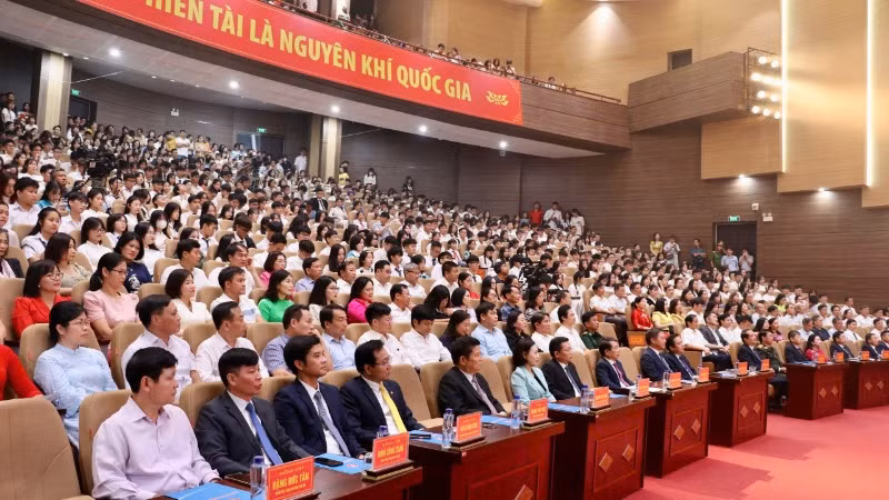 Các đại biểu tham dự chương trình.