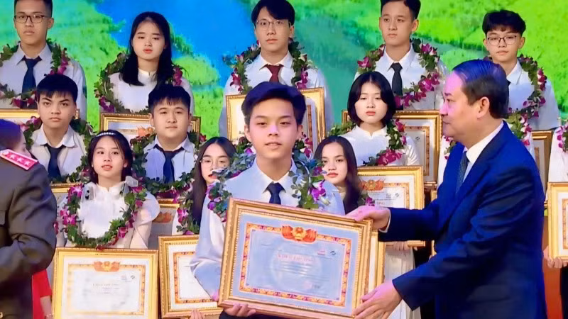 Đồng chí Mai Văn Tuất, Phó Bí thư Tỉnh ủy, Chủ tịch Hội đồng nhân dân tỉnh Ninh Bình trao thưởng cho các em đoạt giải trong kỳ thi chọn học sinh giỏi quốc gia trung học phổ thông, năm học 2023-2024.