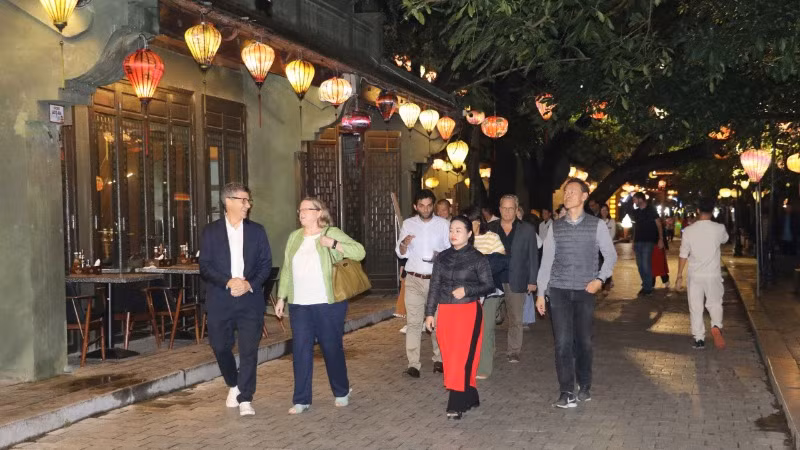 Tham quan, trải nghiệm tại phố cổ Hoa Lư, các đại biểu được chiêm ngưỡng kiến trúc và không gian truyền thống đặc sắc, với những ngôi nhà lợp mái ngói, cột gỗ, và trang trí đèn lồng rực rỡ.