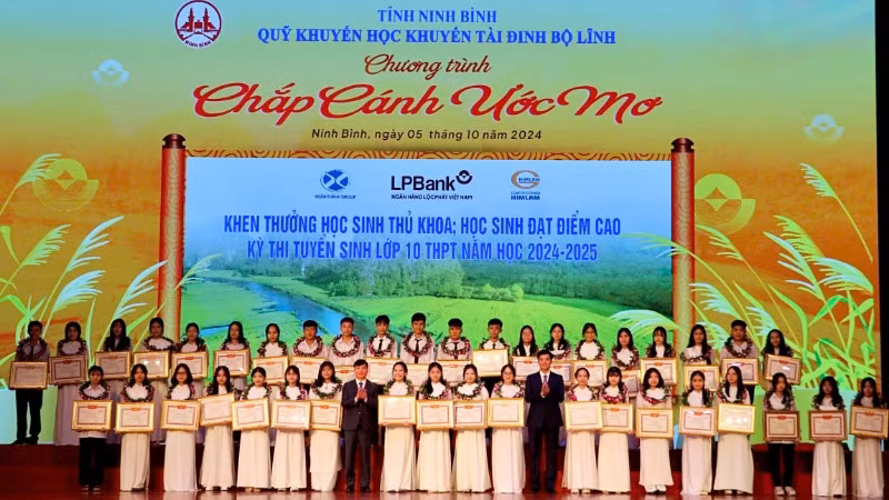 Năm nay, Quỹ Khuyến học, khuyến tài Đinh Bộ Lĩnh tỉnh Ninh Bình tiếp tục có sự đổi mới, điều chỉnh, việc xét thưởng đối với học sinh đỗ đại học đạt điểm cao được chia theo tổ hợp môn thuộc nhóm khối tự nhiên và nhóm khối xã hội.