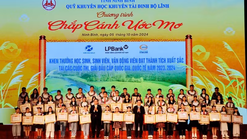 Các đồng chí lãnh đạo tỉnh trao thưởng cho các học sinh, sinh viên là con em của tỉnh đạt thành tích xuất sắc năm 2024.