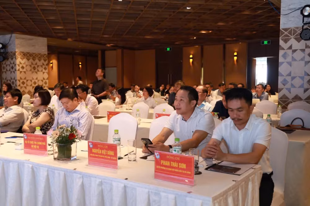 Các đại biểu dự hội nghị.