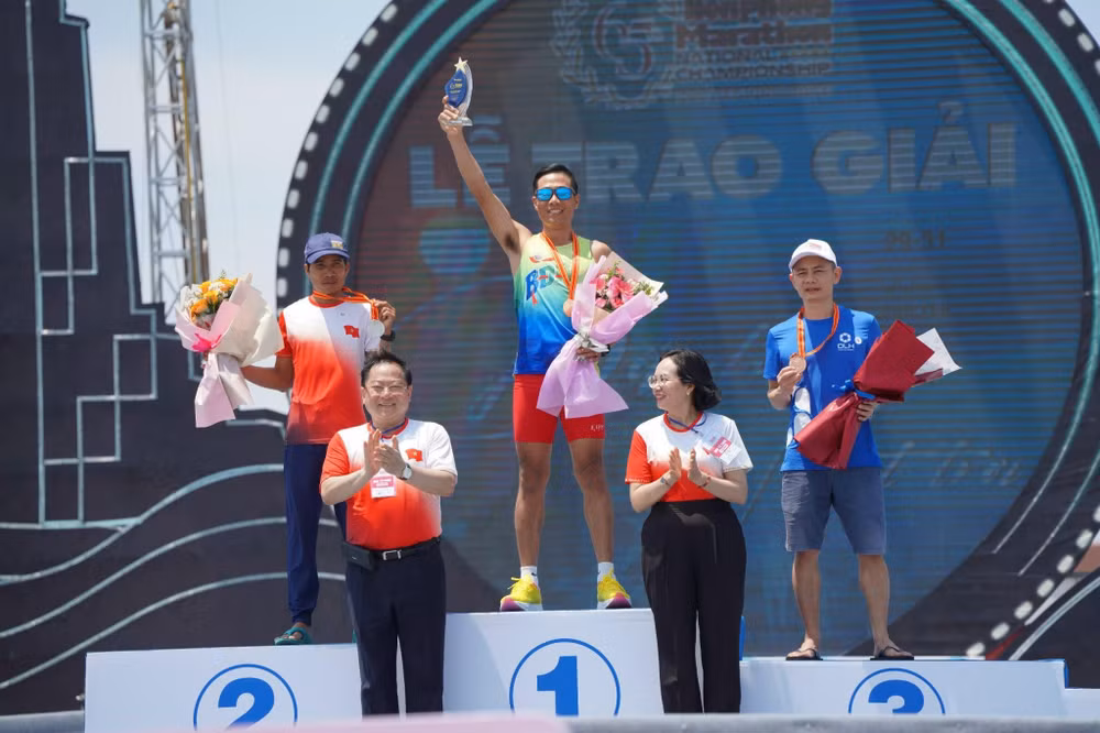 Ban tổ chức trao giải cho các vận động viên.