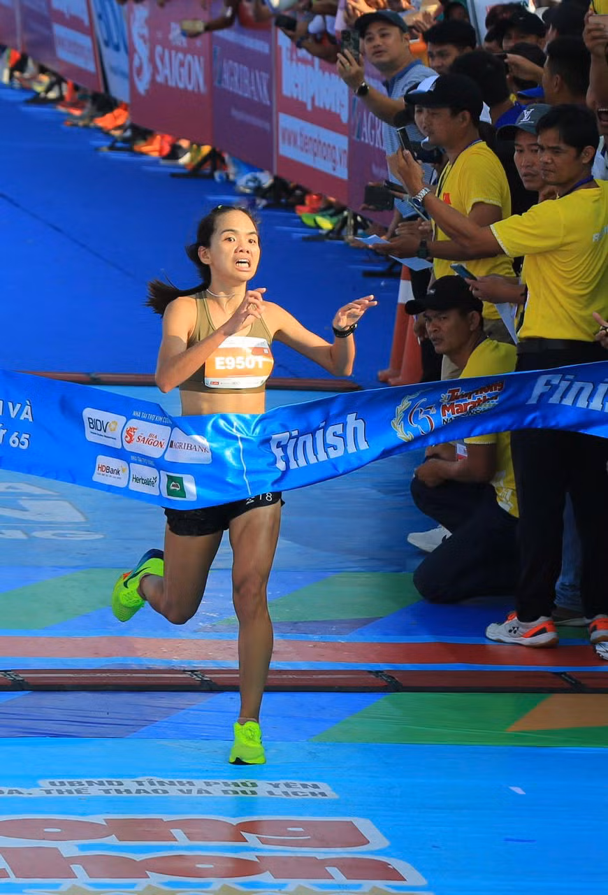 Ở nội dung 42km nữ, Hoàng Thị Ngọc Hoa cán đích đầu tiên, trở thành nhà vô địch Tiền Phong Marathon 2024.