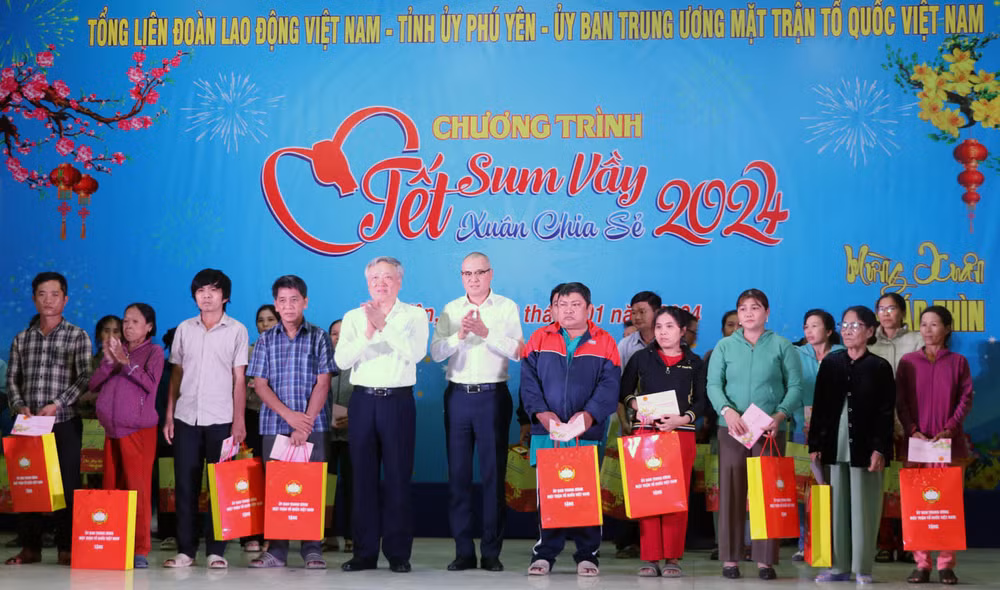 Đồng chí Nguyễn Hòa Bình và lãnh đạo tỉnh Phú Yên tặng quà Tết cho người nghèo tại Chương trình "Tết sum vầy xuân chia sẻ".