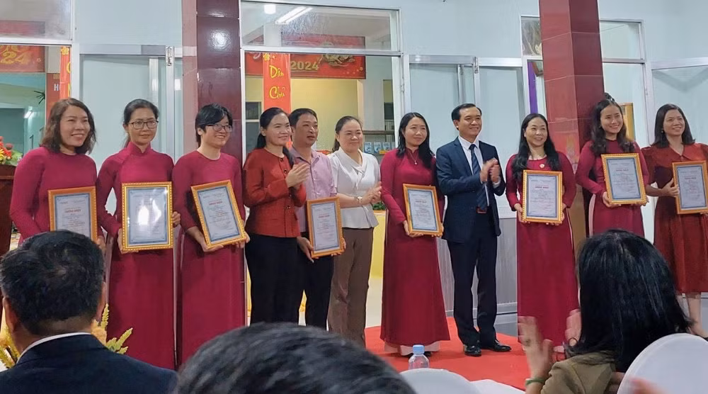 Hội Nhà báo Phú Yên trao giấy chứng nhận cho các nhà báo có tác phẩm báo chí chất lượng cao năm 2023.