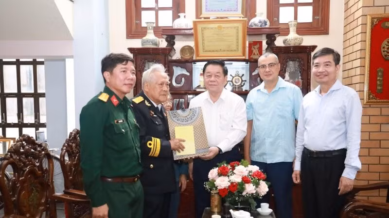 Trưởng Ban Tuyên giáo Trung ương Nguyễn Trọng Nghĩa thăm, tặng quà Anh hùng Lực lượng vũ trang Nhân dân Trung tá Hồ Đắc Thạnh.