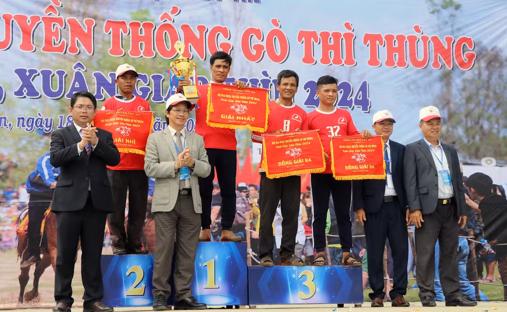 Ban tổ chức trao giải cho các VĐV đạt giải nhất, nhì, ba tại hội đua ngựa Gò Thì Thùng Xuân Giáp Thìn 2024