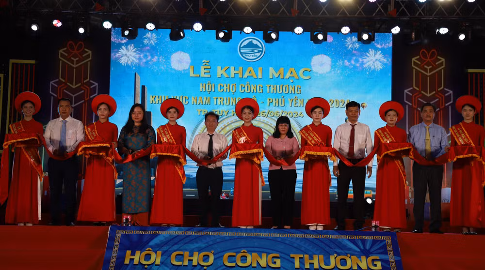 Lãnh đạo tỉnh tiến hành nghi thức khai mạc hội chợ.