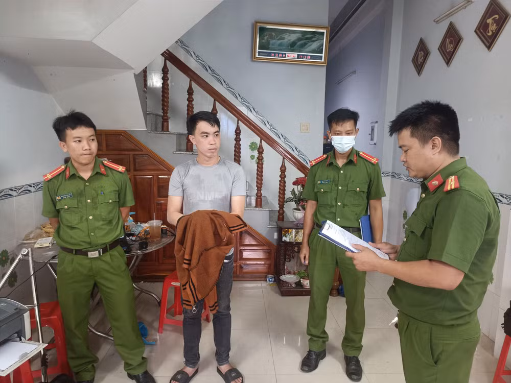 Lực lượng chức năng thực hiện quyết định tạm giữ đối với Lê Ngọc Thoại.