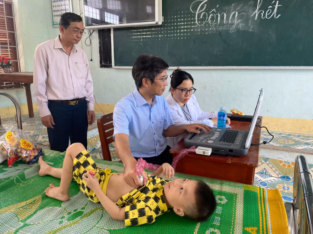 TS, BS Đỗ Nguyên Tín, Chủ tịch Liên chi hội Tim mạch nhi và Tim bẩm sinh TP Hồ Chí Minh, Trưởng đơn vị Can thiệp tim mạch, Bệnh viện Nhi Đồng 1 trực tiếp khám cho các cháu