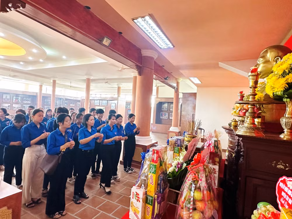 Đoàn viên thanh niên huyện Tuy An dâng hương tại buổi lễ.