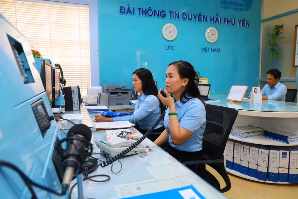 Cán bộ nhân viên Đài thông tin duyên hải Phú Yên làm nhiệm vụ theo dõi thông tin báo bão số 6.