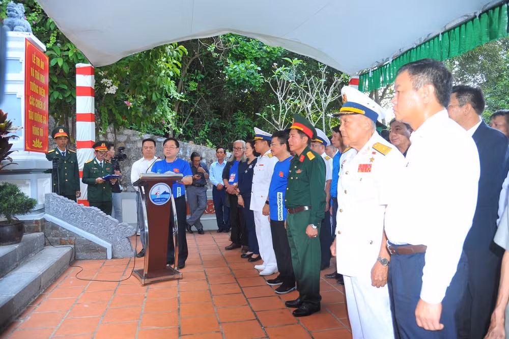 Các đại biểu dâng hương tưởng nhớ các liệt sĩ tại Nhà tưởng niệm các anh hùng liệt sĩ trong Khu di tích Vũng Rô.