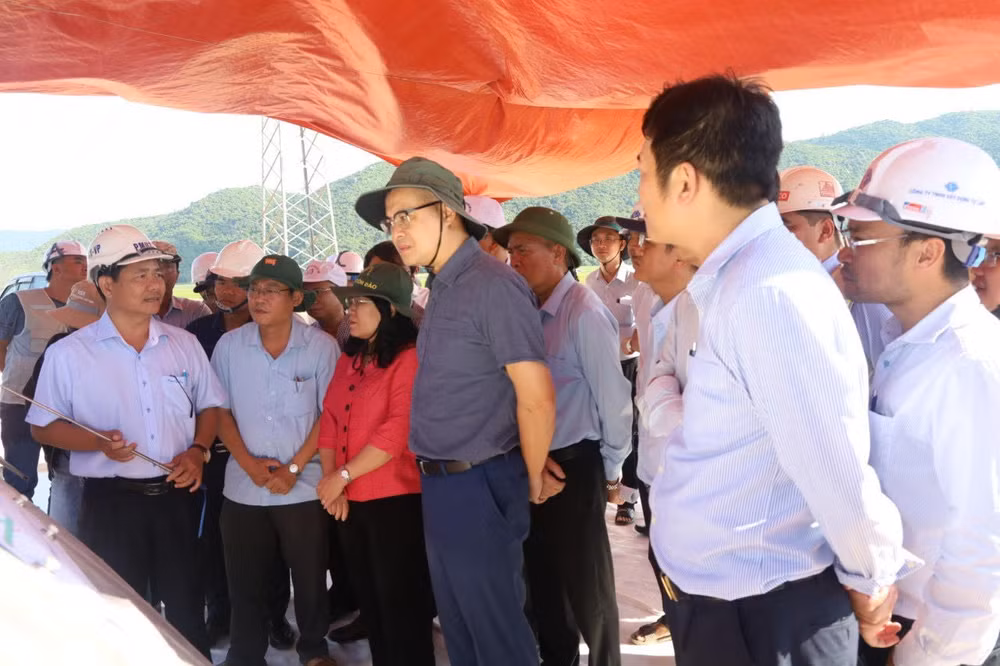 Đồng chí Phạm Đại Dương, Ủy viên Trung ương Đảng, Bí thư Tỉnh ủy Phú Yên và đoàn công tác nghe các nhà thầu báo cáo.